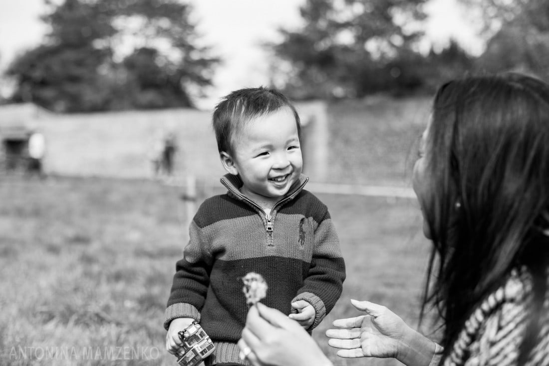 blowing dandelions with mum in fulham palace