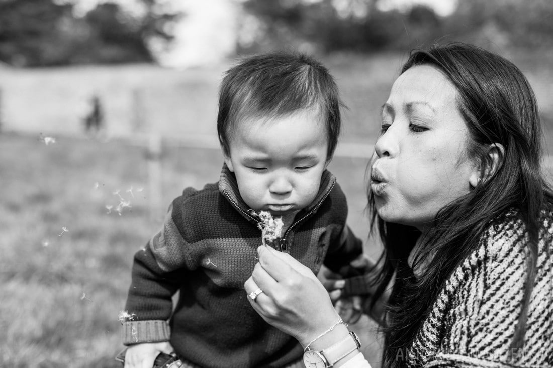 blowing dandelions with mum in fulham palace